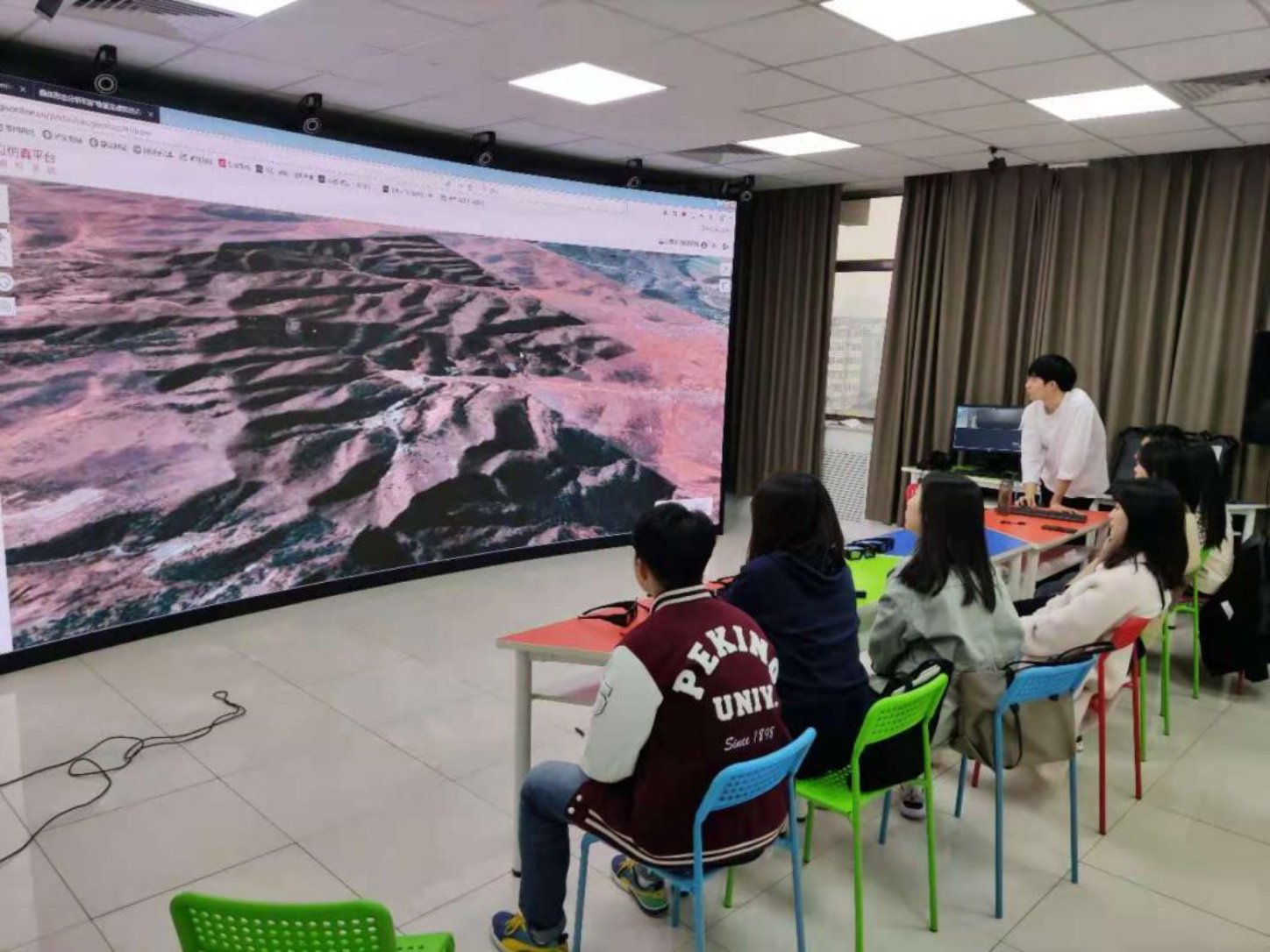 图片包含 室内, 窗户, 桌子, 房间

描述已自动生成