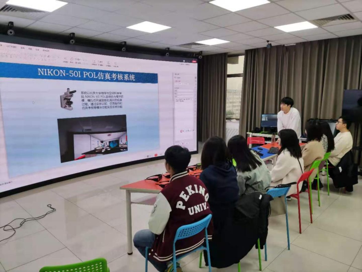 图片包含 人, 室内, 小孩, 年轻

描述已自动生成