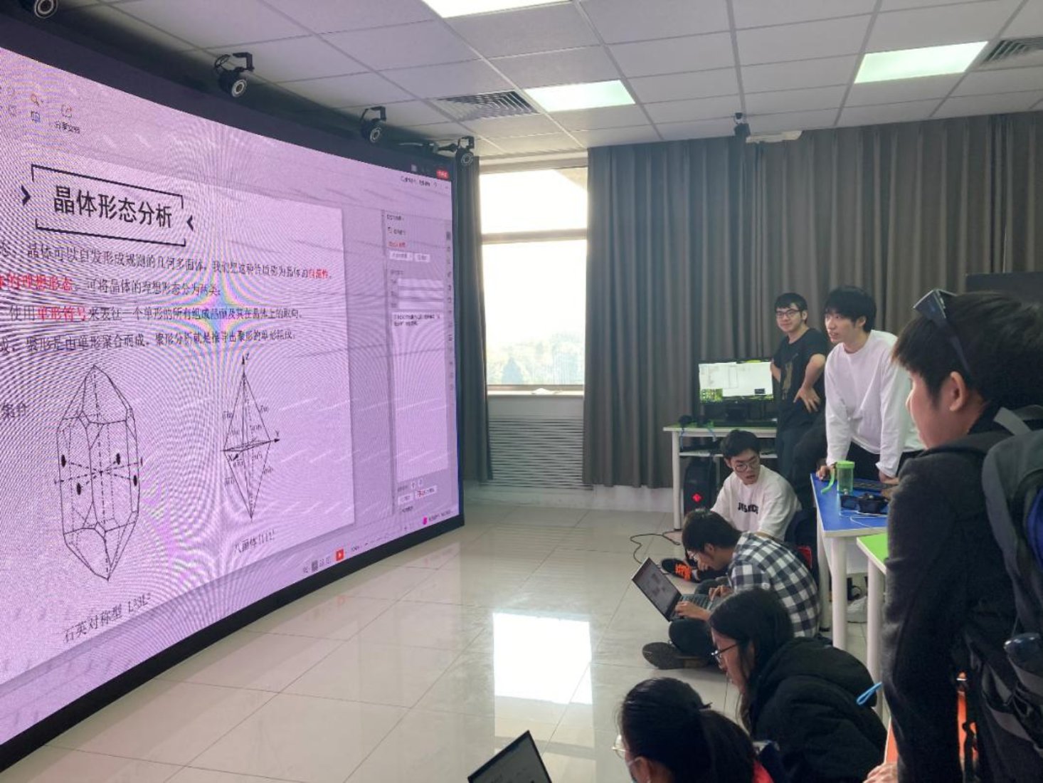 一群人站在台上演讲

描述已自动生成