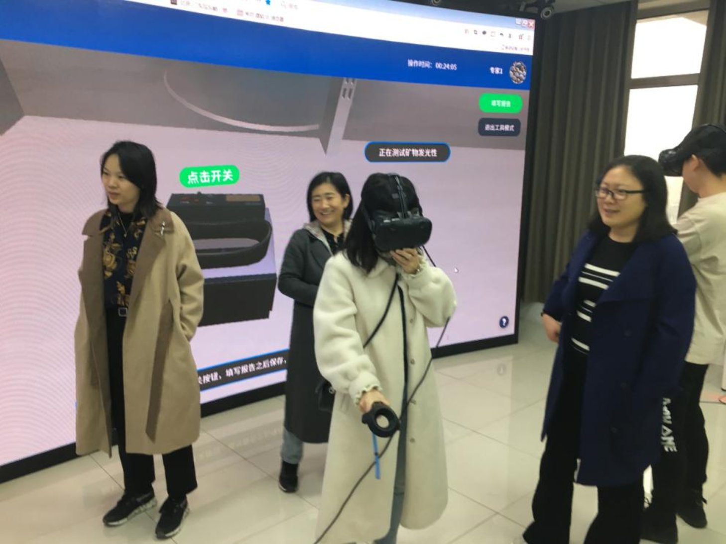 图片包含 人, 室内, 飞机场, 站

描述已自动生成